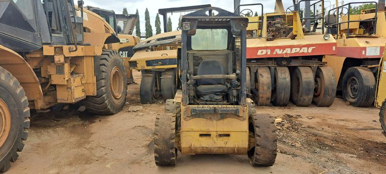 Mini pá carregadora CATERPILLAR 226B  · Viana