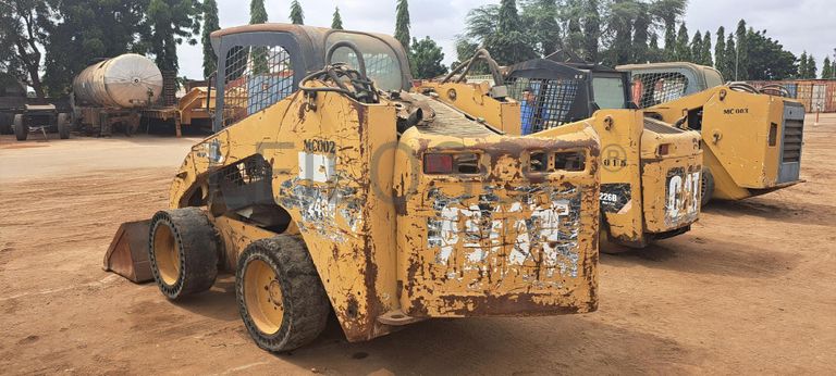 Mini pá carregadora CATERPILLAR 246C · Viana