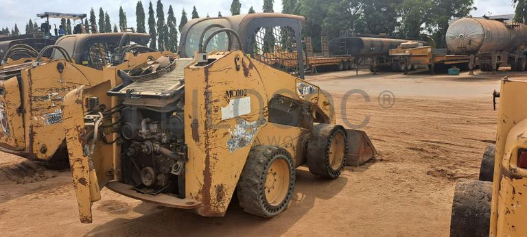 Mini pá carregadora CATERPILLAR 246C · Viana