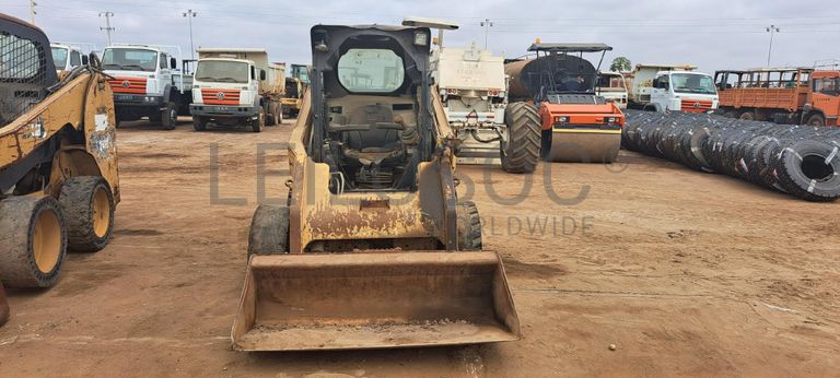 Mini pá carregadora CATERPILLAR 246C · Viana