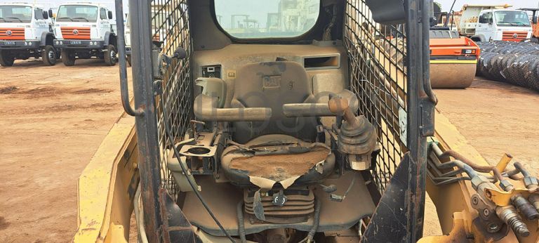 Mini pá carregadora CATERPILLAR 246C · Viana