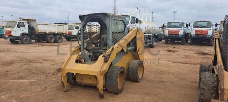 Mini pá carregadora CATERPILLAR 246C · Viana