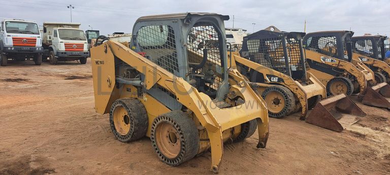 Mini pá carregadora CATERPILLAR 246C · Viana