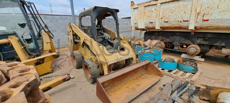 Mini pá carregadora CATERPILLAR 246C · Viana