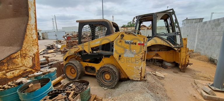 Mini pá carregadora CATERPILLAR 246C · Viana