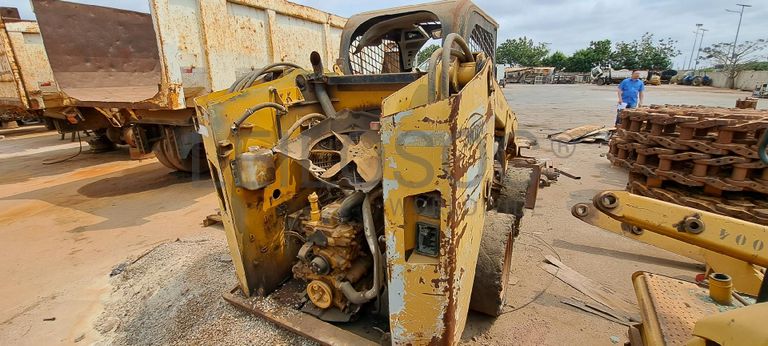 Mini pá carregadora CATERPILLAR 246C · Viana