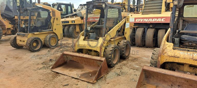 Mini pá carregadora CATERPILLAR 246C · Viana