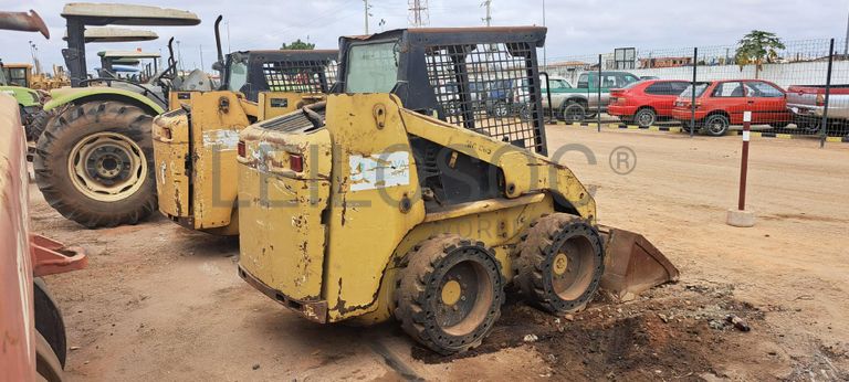 Mini pá carregadora CATERPILLAR 246C · Viana