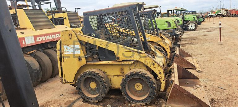 Mini pá carregadora CATERPILLAR 246C · Viana