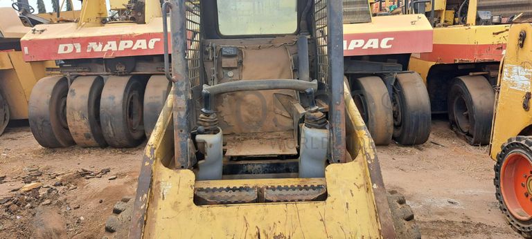 Mini pá carregadora CATERPILLAR 246C · Viana