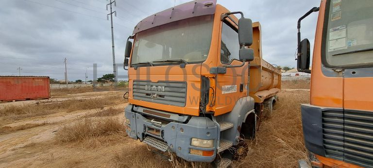 Camião basculante MAN · Belas