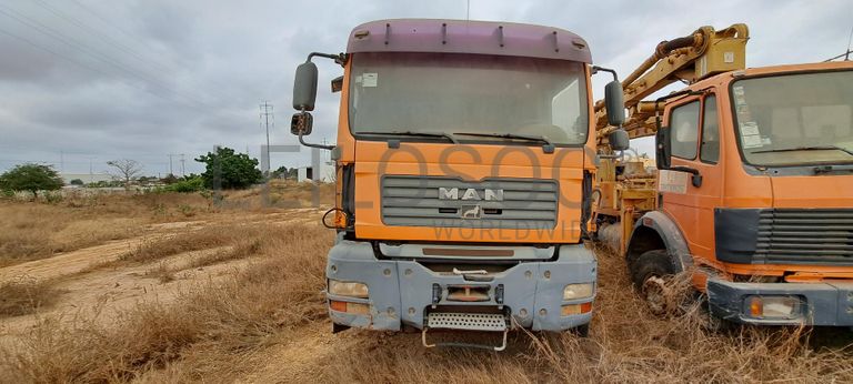 Camião basculante MAN · Belas