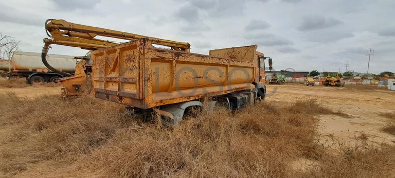 Camião basculante MAN · Belas