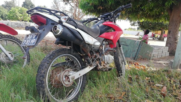 Motorizada de marca Honda XL LEK ·