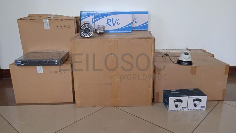 Equipamentos de segurança + Câmeras Eyeball + Câmeras Eyeball + Câmeras Eyeball + Câmeras Eyeball + Câmeras Eyeball ·