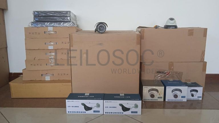 Equipamentos de segurança + Câmeras Eyeball + Câmeras Eyeball + Câmeras Eyeball + Câmeras de vigilância  + Câmeras de vigilância  ·