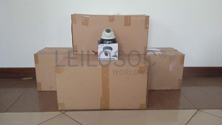 Equipamentos de segurança + Câmeras Eyeball + Câmeras Eyeball + Câmeras Eyeball + Câmeras de vigilância  + Câmeras de vigilância  ·