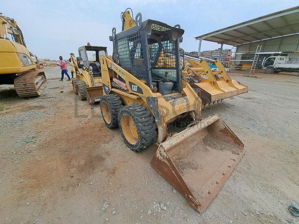 Mini pá carregadora (3 Ton.) CATERPILLAR 226B · Viana