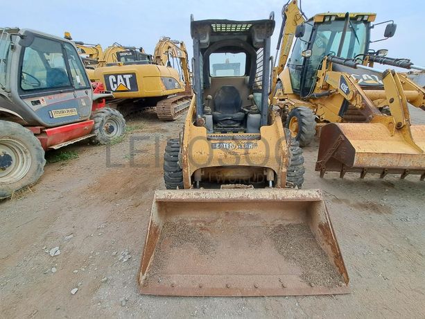 Mini pá carregadora (3 Ton.) CATERPILLAR 226B · Viana