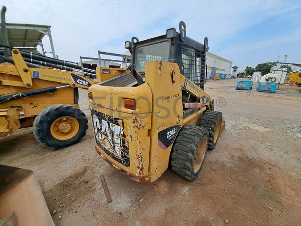 Mini pá carregadora (3 Ton.) CATERPILLAR 226B · Viana