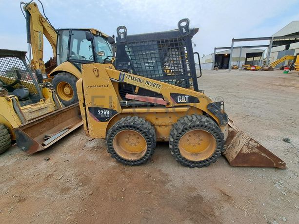 Mini pá carregadora (3 Ton.) CATERPILLAR 226B · Viana