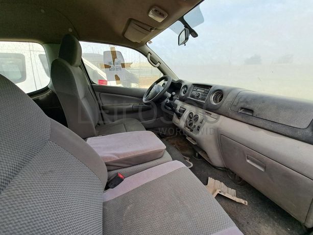 Miniautocarro NISSAN URVAN · Viana