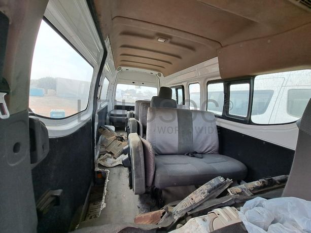 Miniautocarro NISSAN URVAN · Viana