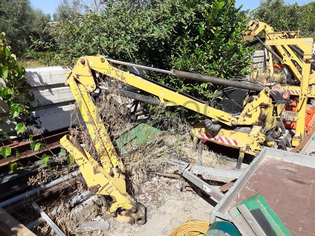 Trator Agrícola com Limpa Bermas