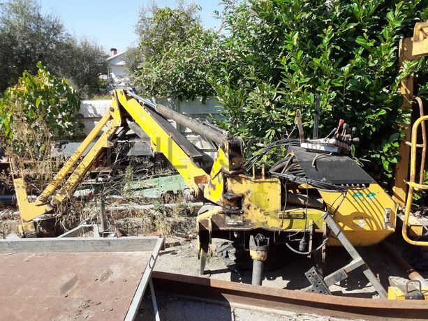 Trator Agrícola com Limpa Bermas