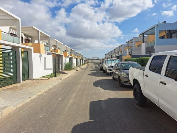 LOTE ÚNICO - 15 MORADIAS – VIANA, LUANDA · Viana