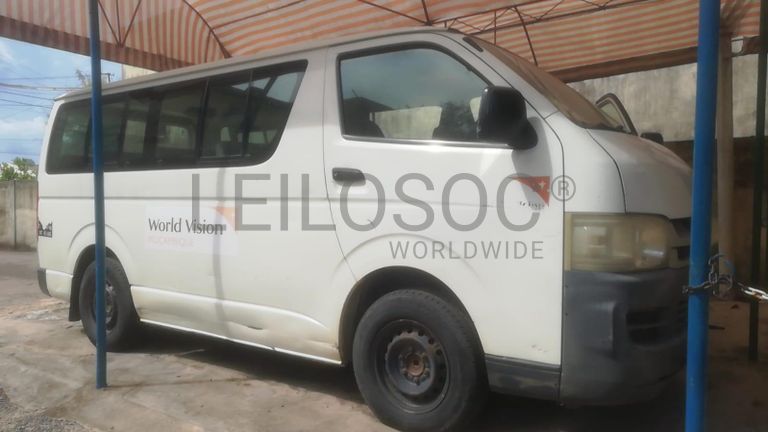 Minibus  de marca Toyota Hiace ·