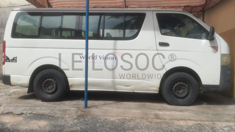 Minibus  de marca Toyota Hiace ·
