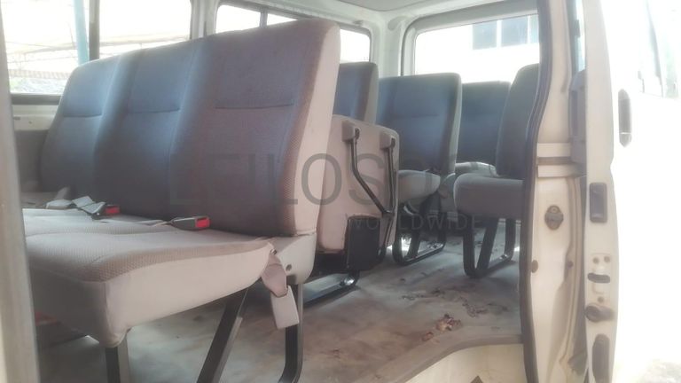 Minibus  de marca Toyota Hiace ·