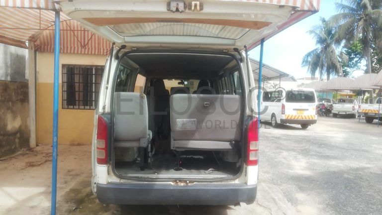Minibus  de marca Toyota Hiace ·
