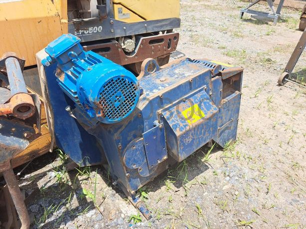 MAQ.MOLDAR FERRO · Viana