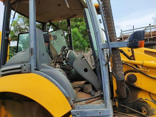 Retroescavadora KOMATSU WB93R-5 · CABINDA