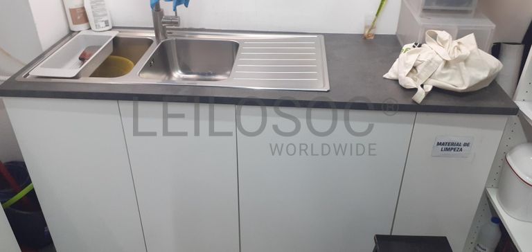 Stock de cabelo, perucas, linhas e tintas de cabelo · Mobiliário · Equipamentos · Indústria de Cabeleireiros