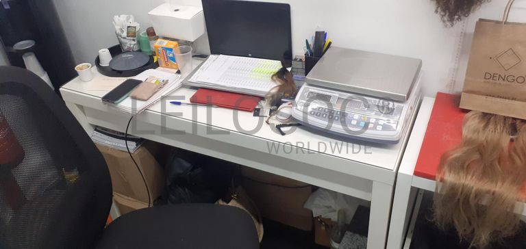 Stock de cabelo, perucas, linhas e tintas de cabelo · Mobiliário · Equipamentos · Indústria de Cabeleireiros