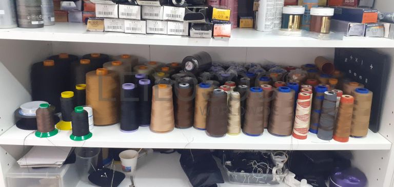 Stock de cabelo, perucas, linhas e tintas de cabelo · Mobiliário · Equipamentos · Indústria de Cabeleireiros