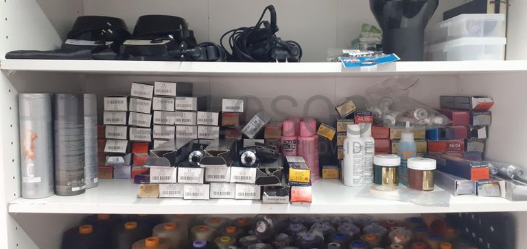 Stock de cabelo, perucas, linhas e tintas de cabelo · Mobiliário · Equipamentos · Indústria de Cabeleireiros