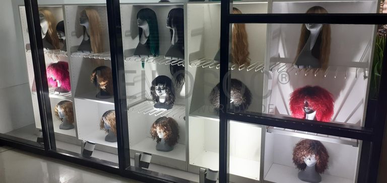 Stock de cabelo, perucas, linhas e tintas de cabelo · Mobiliário · Equipamentos · Indústria de Cabeleireiros