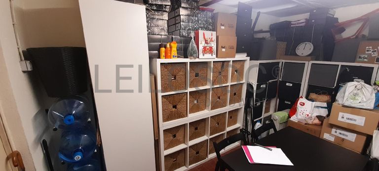 Stock de cabelo, perucas, linhas e tintas de cabelo · Mobiliário · Equipamentos · Indústria de Cabeleireiros