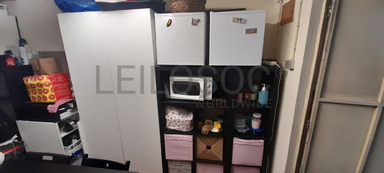 Stock de cabelo, perucas, linhas e tintas de cabelo · Mobiliário · Equipamentos · Indústria de Cabeleireiros