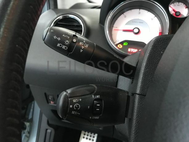 Peugeot 308 1.6 HDI · Ano 2013
