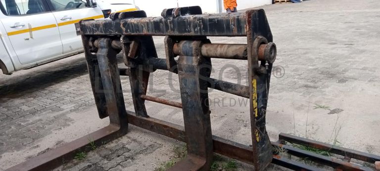 Empilhador Telescópico  MANITOU MHT 10210 ·