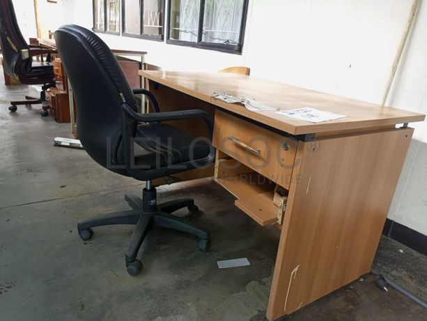 Mobiliário de escritório ·