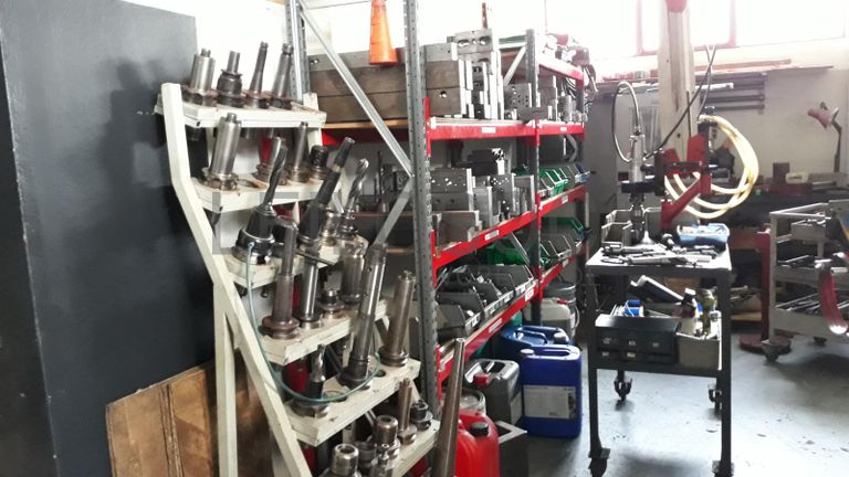 Ferramentas · Maquinaria · Existências · Equipamentos de escritório