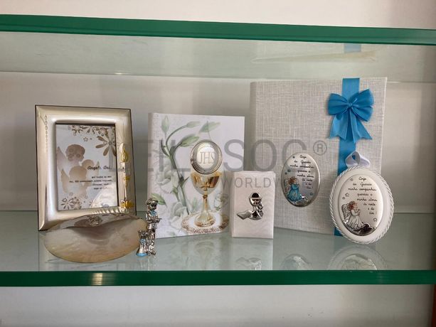 Bibelot + Moldura + Álbuns de Fotografias + Livro com Terço + Concha de Batismo + Medalha de Berço