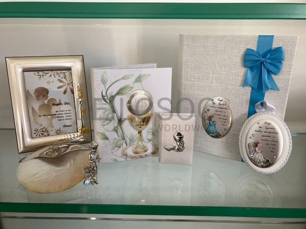 Bibelot + Moldura + Álbuns de Fotografias + Livro com Terço + Concha de Batismo + Medalha de Berço