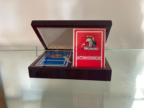 Caixa com baralhos de cartas